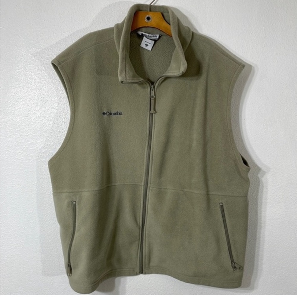 Columbia sage green fleece vest, zipper front and side pockets